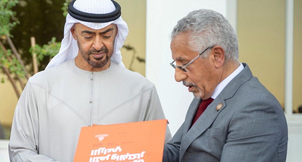 جائزة خليفة الدولية تصدر النسخة الفرنسية من كتاب "المجهول.. درة التمور"