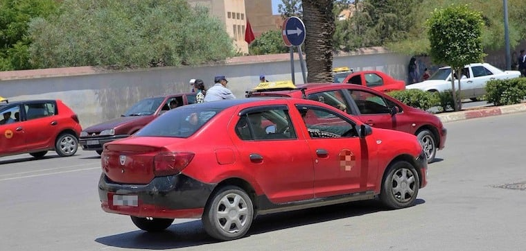 مهنيو النقل الطرقي يلحون على مراجعة أسعار سيارات الأجرة بالبيضاء